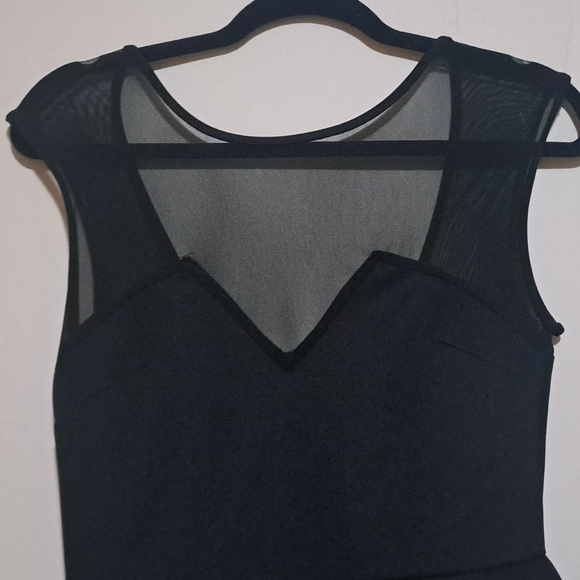 💣Simple Classic Blk dress With sheer neckline Definitely mini perfect 4 events - Picture 4 of 7